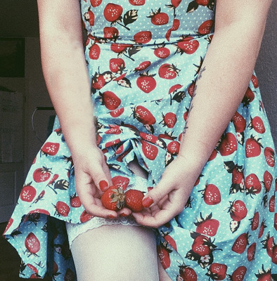 Gemaltes Bild Frau im Kleid die Erdbeeren hält