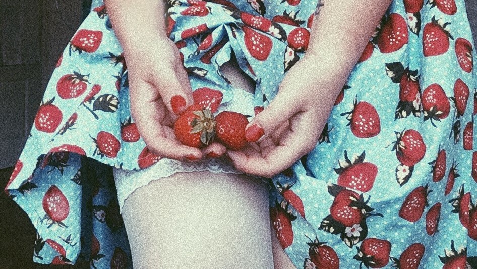 Gemaltes Bild Frau im Kleid die Erdbeeren hält