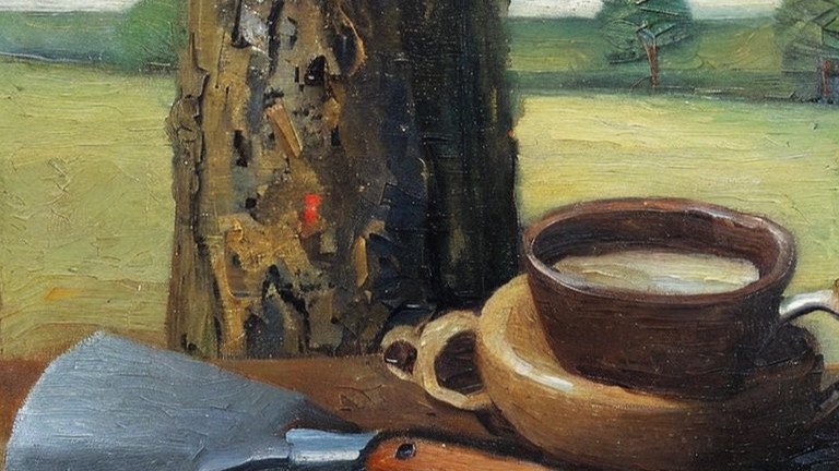 Bild von einem Tisch vor einem Baum im Freien mit Werkzeug