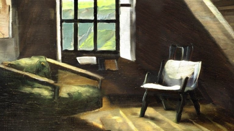 Bild von einem Zimmer unter dem Dach mit einem großen Fenster und zwei Sesseln